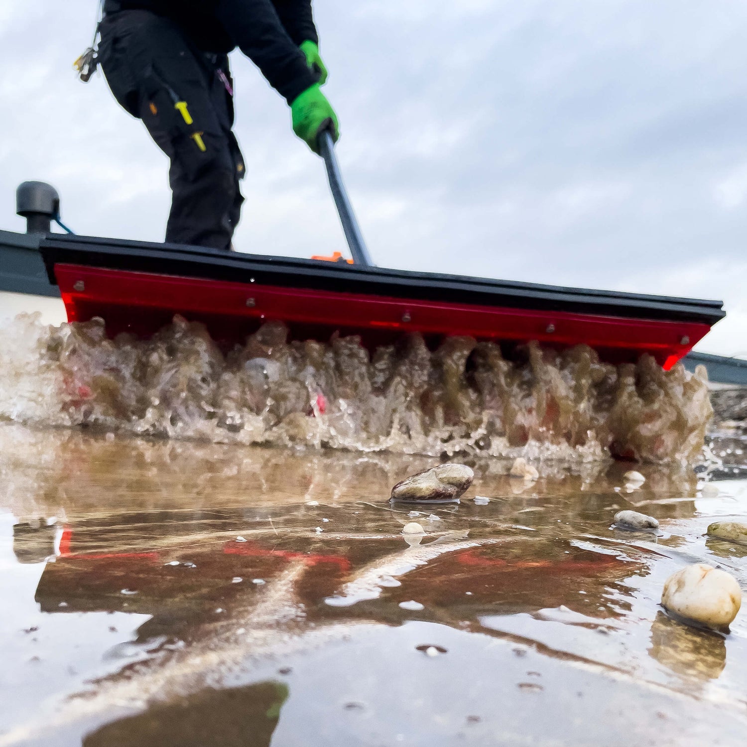 HAIDL Flachdach-Schieber - Haidl Products-HAIDL Flachdach-Schieber-zur-Flachdach-Reinigung - Haidl Products-Flachdachwartung - Flachdachsanierung - Gummilippe - Wasserschieber - Flachdach-Instandhaltung -Flachdach-Inspektion-Bitumenbahn-Flachdachabdichtung-Trocknen-Feuchtigkeit-Wassersaugen- Saugrolle