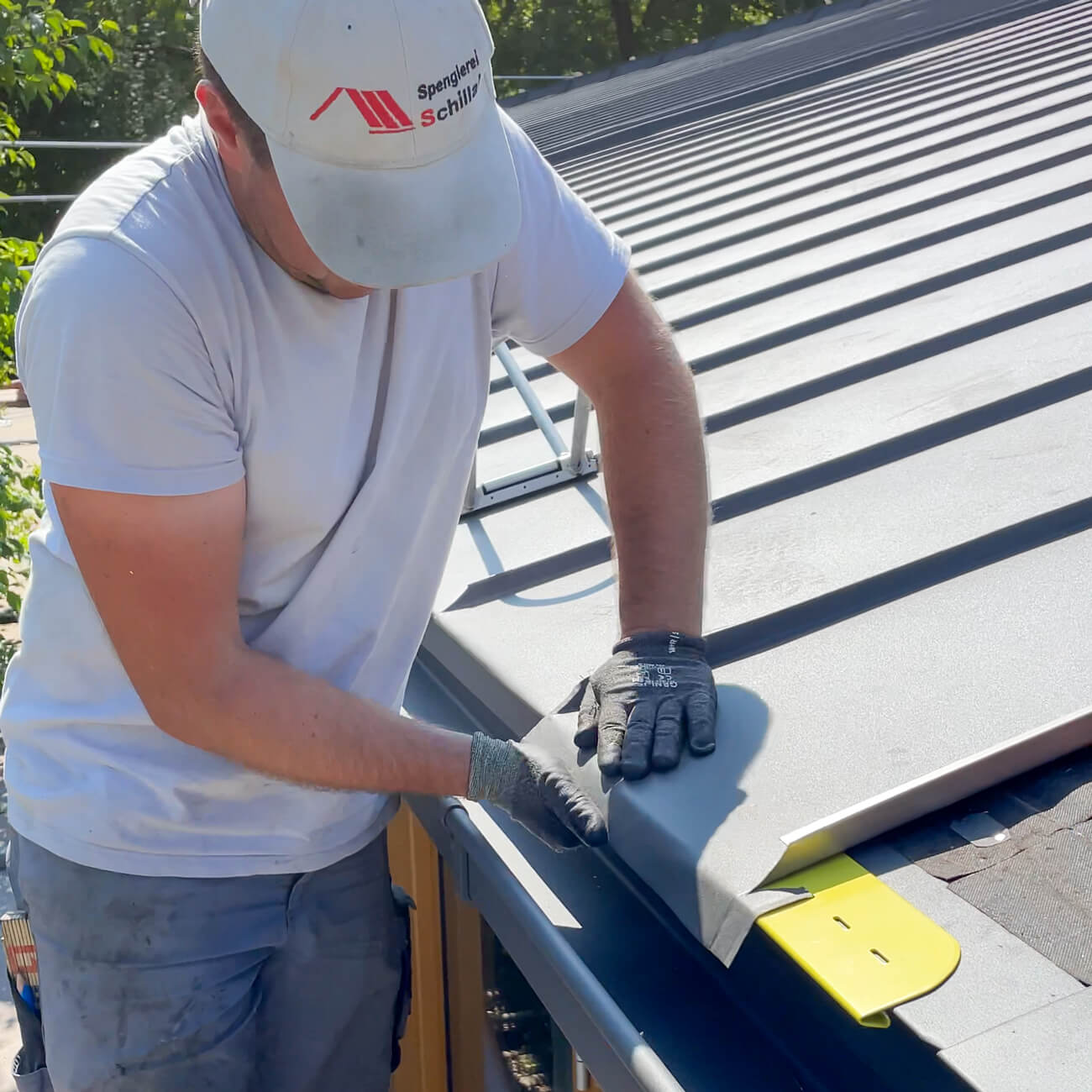 Traufix - Haidl Products-Traufix - Haidl Products-Traufenkanter-Ausdehnungsabstand-Blechscharen-Traufumschlag-Umkanten-Einfalzen-Ausdehnungslehre-Traufabschluss-ausprägen-Traufschließer-Blechbahnen-Kapillarwirkung-Traufkanter