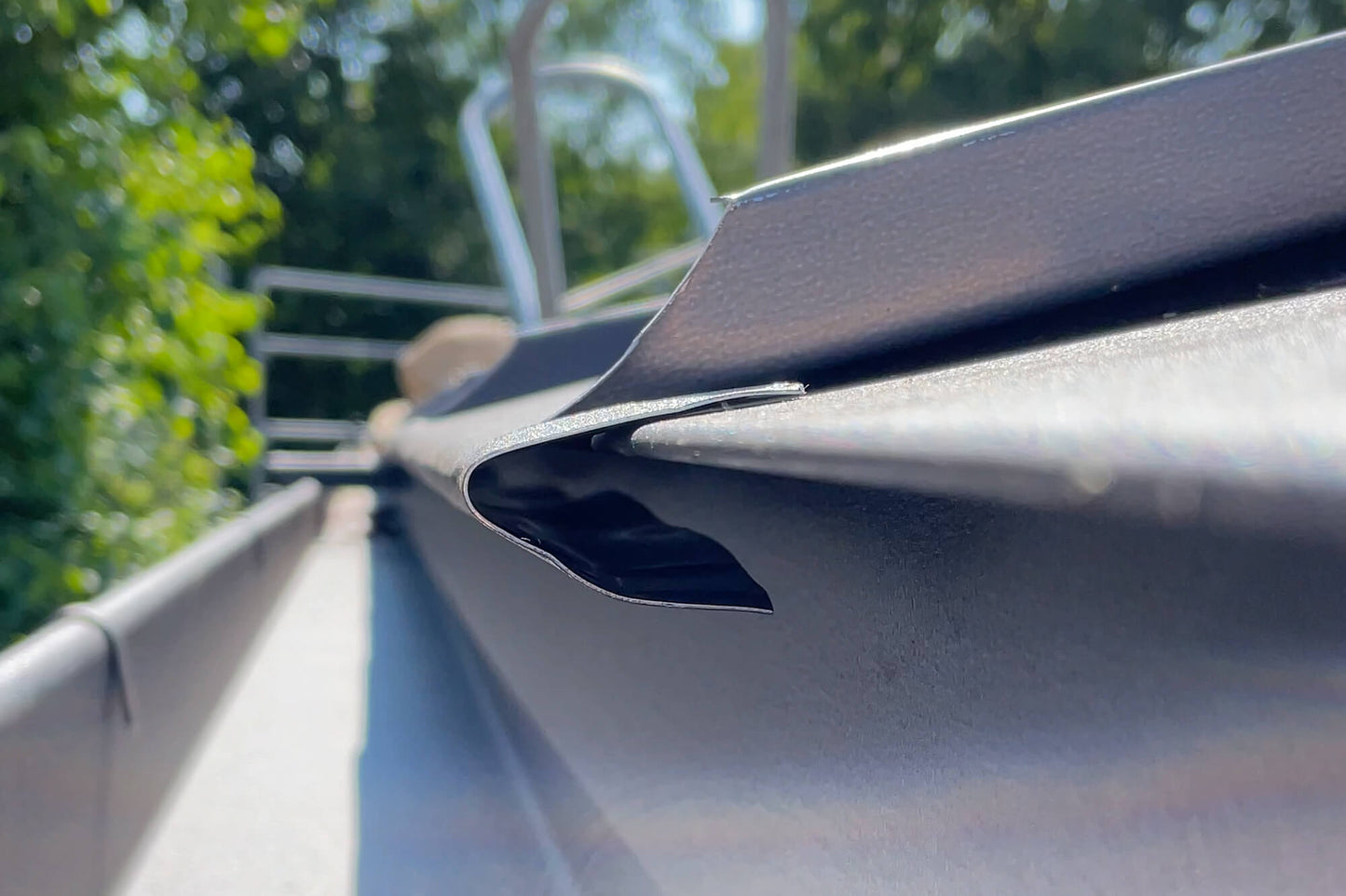 Traufix - Haidl Products-Traufix - Haidl Products-Traufenkanter-Ausdehnungsabstand-Blechscharen-Traufumschlag-Umkanten-Einfalzen-Ausdehnungslehre-Traufabschluss-ausprägen-Traufschließer-Blechbahnen-Kapillarwirkung-Traufkanter